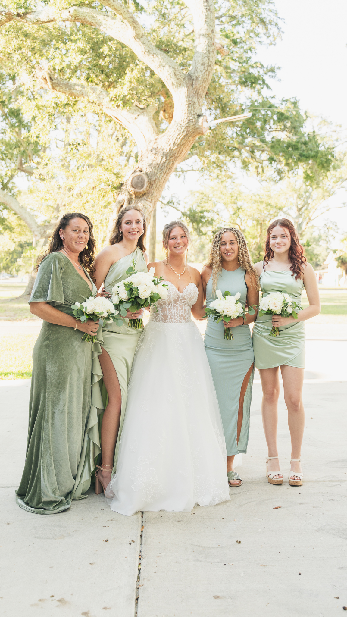 Photo of bride with bridesmaids 